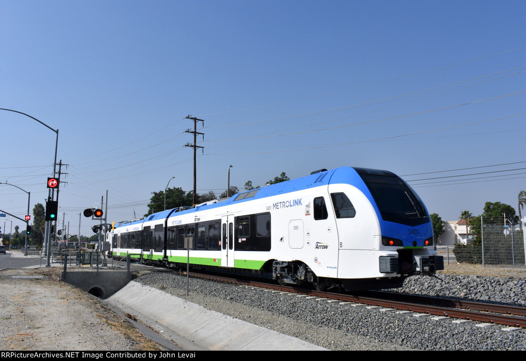 An wb heading to heading to San Berdoo just before crossing W. Colton Avenue at grade 